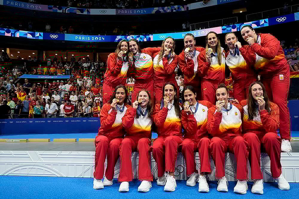 | Photo: AP/Luca Bruno : Women's water polo: Spain's team celebrate after winning gold 